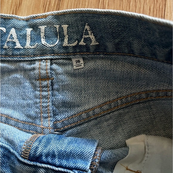 Talula / Aritzia size 26 jean ripped shorts - Picture 4 of 4